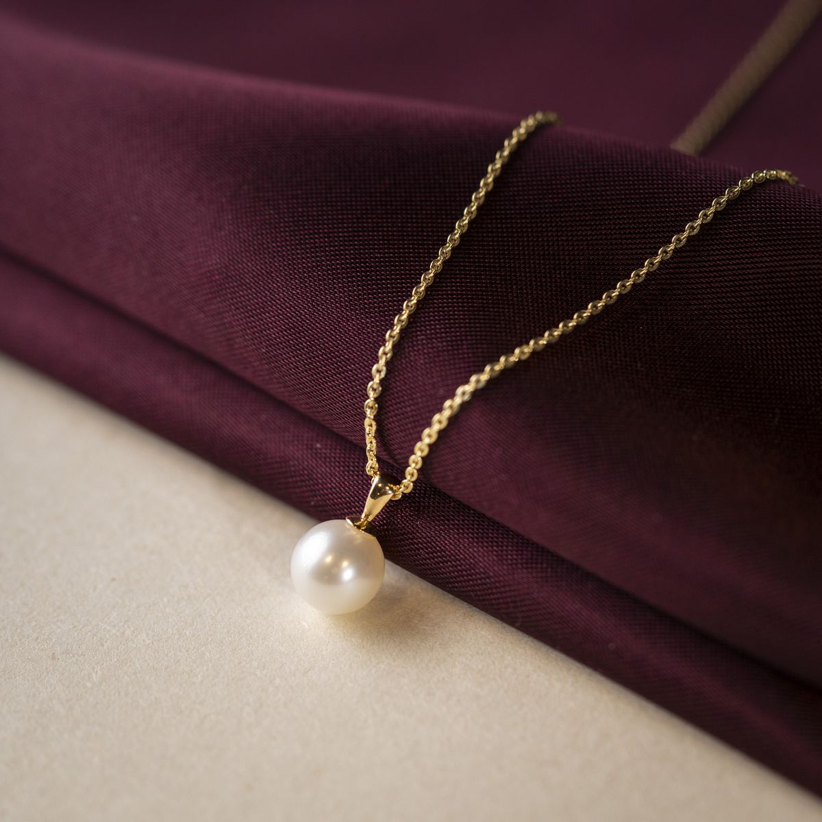 Gullsmykke med perle